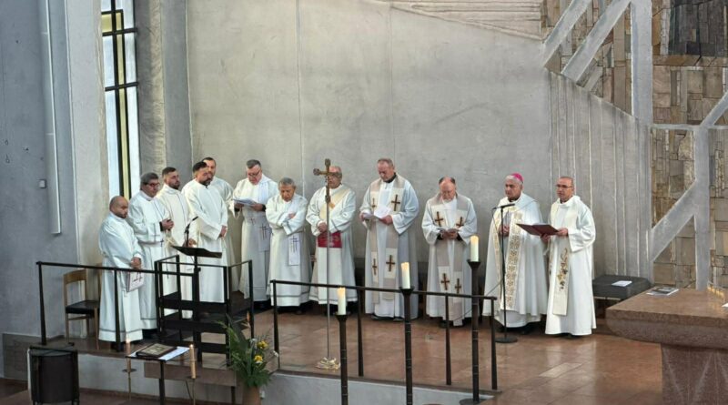 احتفال الزائر الرسولي بالقداس الإلهي في مدينة ميونخ/المانيا مع مئات المؤمنين احتفال الزائر الرسولي بالقداس الإلهي في مدينة ميونخ/المانيا مع مئات المؤمنين